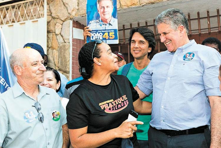 Joo Leite (PSDB) cumprimenta eleitores em BH