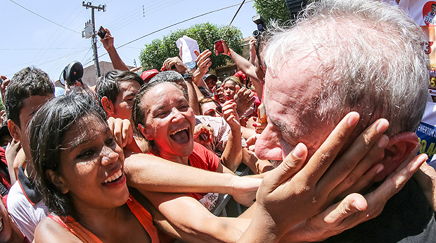 Em Barbalha, no Cear, Lula  recebido por militantes