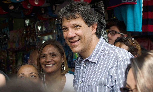 O prefeito Fernando Haddad (PT) faz campanha pela reeleio em So Miguel Paulista (zona leste)
