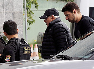 Guido Mantega à sede da PF chega com boné e casaco preto entre agentes da polícia – Nacho Doce/Reuters Guido Mantega à sede da PF chega com boné e casaco preto entre agentes da polícia – Nacho Doce/Reuters