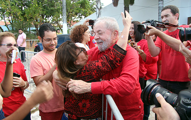 Lula abraa militante do PT durante evento em Natal (RN)