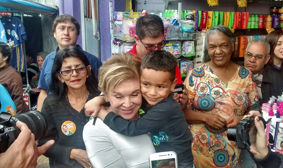 Marta Suplicy (PMDB) abraa crianas durante campanha na Cidade Kemel (zona leste de So Paulo)