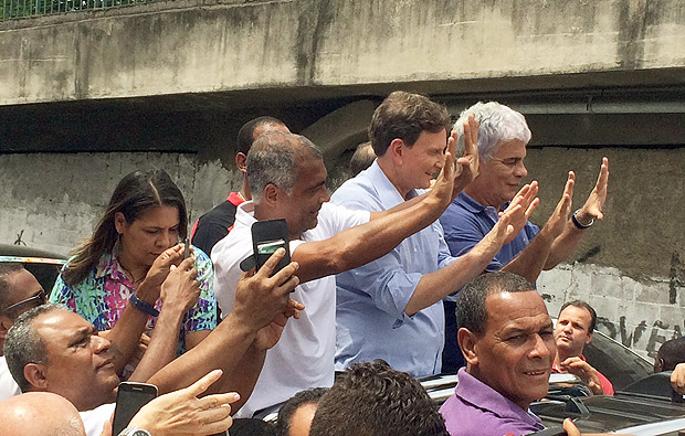 O senador Romrio ao lado do candidato  Prefeitura do Rio, Marcelo Crivella, em compromisso de campanha neste sbado (24)