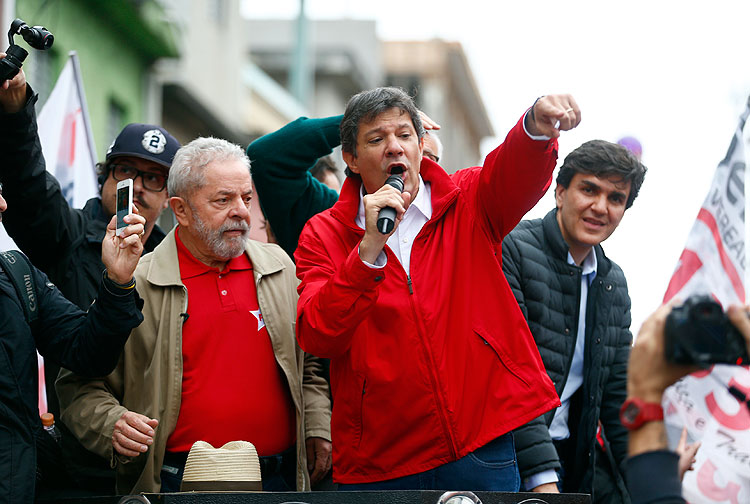 Sao Paulo, SP,Brasil- 25.set.2016 - Lula faz caminhada de campanha junto com Haddad no Jardim da Conquista, Sao Mateus, na zona leste. Foto: Fabio Braga/Folhapress COD 3517