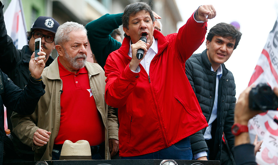 Haddad faz caminhada de campanha junto com Lula no Jardim da Conquista, zona leste de So Paulo 