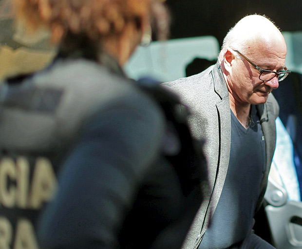 A former aide to Brazilian former Finance Minister Antonio Palocci, Branislav Kontic, is pictured upon arriving under police escort at the Forensic Medicine Institute in Curitiba, in southern Brazil, on September 26, 2016, after being arrested for his alleged involvement in the huge Petrobras pay-to-play scandal. Brazilian police on Monday also arrested Antonio Palocci, a former finance minister and senior figure in the last two governments, as part of the Petrobras corruption probe, prosecutors said. Palocci, 55, served as finance minister under former president Luiz Inacio Lula da Silva and as chief of staff for his successor Dilma Rousseff, who was impeached this month. Palocci was also a key figure in the leftist Workers' Party. / AFP PHOTO / Heuler Andrey
