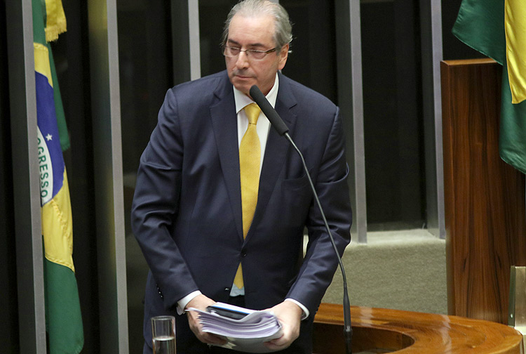 (160912) -- BRASILIA, septiembre 12, 2016 (Xinhua) -- Eduardo Cunha pronuncia un discurso durante una sesin en el plenario de la Cmara de Diputados, en Brasilia, Brasil, el 12 de septiembre de 2016. La Cmara de Diputados de Brasil retir en la noche del lunes el mandato de su expresidente Eduardo Cunha, del Partido del Movimiento Democrtico Brasileo (PMDB), por 450 votos a favor, 10 en contra y 9 abstenciones, por quiebra del decoro parlamentario al haber mentido sobre poseer cuentas bancarias en el exterior. (Xinhua/Joel Rodrigues/FRAMEPHOTO/AGENCIA ESTADO) (ae) (da) (vf) ***PROHIBIDO SU USO EN BRASIL***