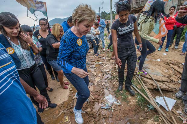Marta visita favela da zona norte de SP e diz que PT faz campanha contra ela