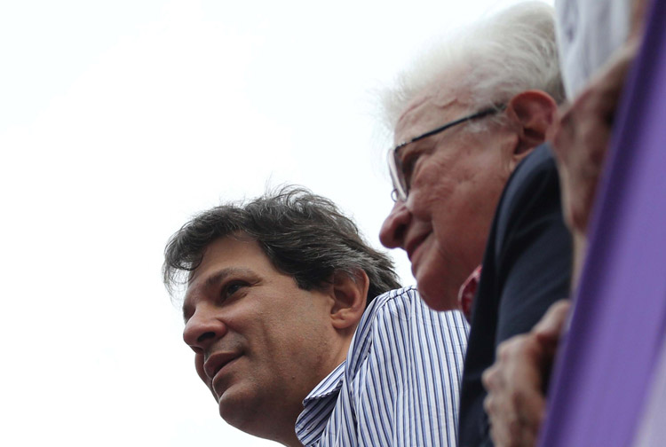O candidato do PT, Fernando Haddad, e a candidata do PSOL, Luiza Erundina, em carro de som de ato contra Michel Temer