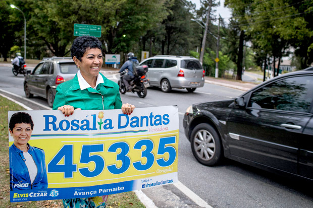 A candidata a vereadora de Barueri, Rosalia Dantas (PSDB), faz campanha na av. Yojiro Takaoka, em Alphaville