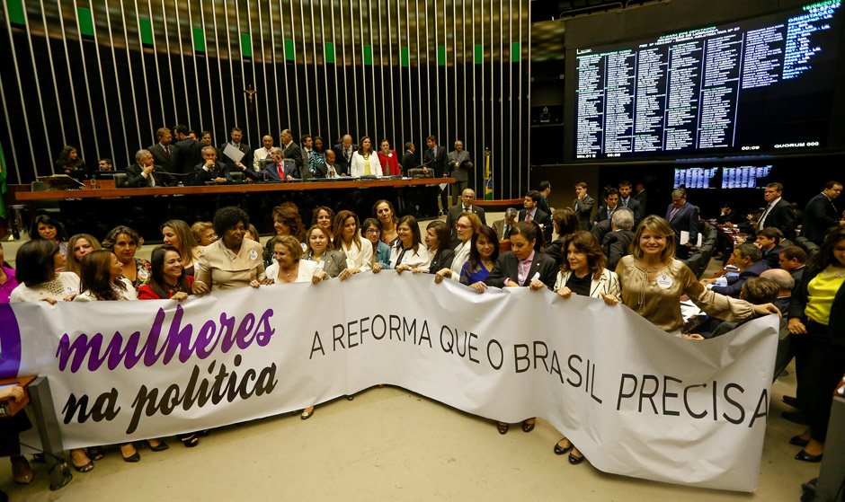 BRASILIA, DF, BRASIL, 16-06-2015, 19h00: Deputadas mulheres abrem uma faixa pedindo a aprovação da proposta que fixa cotas para eleição de mulheres no legislativo. A proposta está em análise no âmbito da reforma política que está sendo votada. O presidente da câmara dep. Eduardo Cunha (PMDB-RJ) preside a sessão. (Foto: Pedro Ladeira/Folhapress, PODER)
