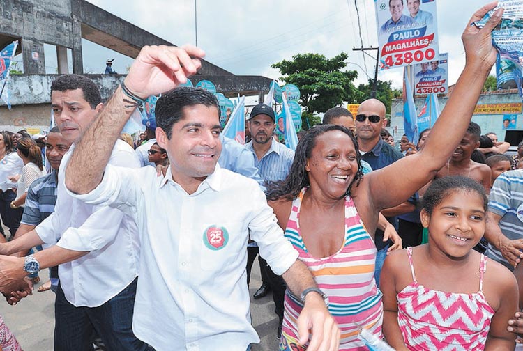 O candidato  reeleio em Salvador, ACM Neto (DEM), faz campanha nas ruas da capital baiana