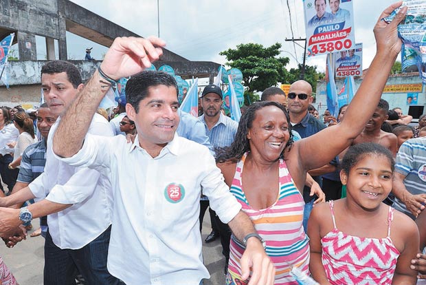 Prefeito reeleito em Salvador, ACM Neto (DEM), durante campanha em ruas da cidade