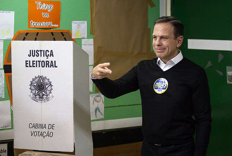 O candidato a prefeito de So Paulo Joo Doria (PSDB) vota no colegio St. Paul, nos Jardins