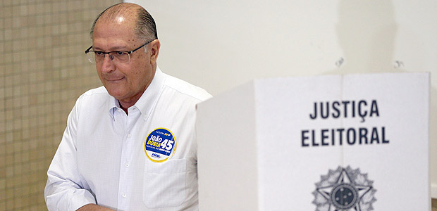O governador Geraldo Alckmin vota com o candidato  prefeitura de So Paulo, Joo Doria