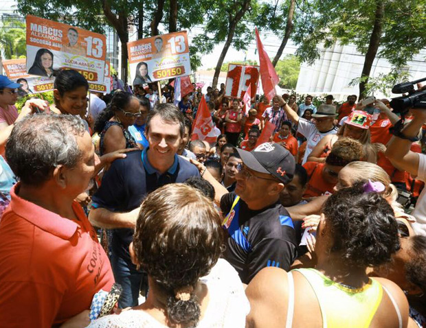 Marcus Alexandre (PT), candidato a prefeitura de Rio Branco (AC), no corpo a corpo com eleitores