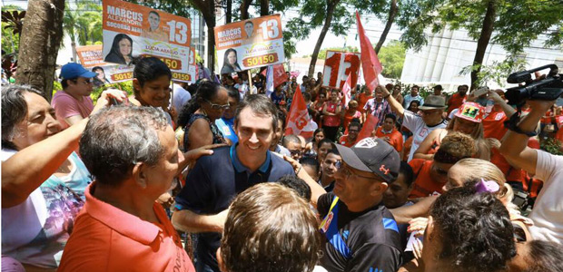 Marcus Alexandre (PT), candidato a prefeitura de Rio Branco (AC), no corpo a corpo com eleitores no dia 30 de setembro.Foto: Facebook/Reproducao
