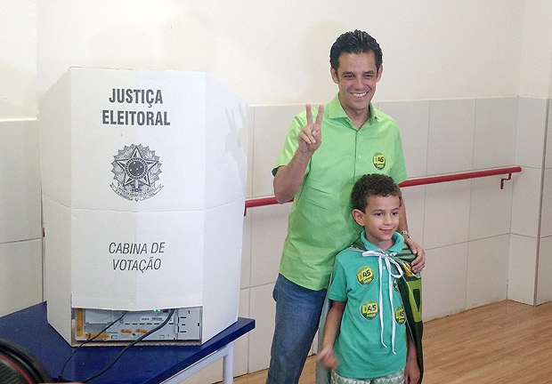 Daniel Coelho (PSDB) votou ao lado do filho mais velho, Lucas, em um colgio da zona sul do Recife