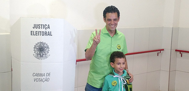 Daniel Coelho (PSDB) votou ao lado do filho mais velho, Lucas, em um colgio da zona sul do Recife