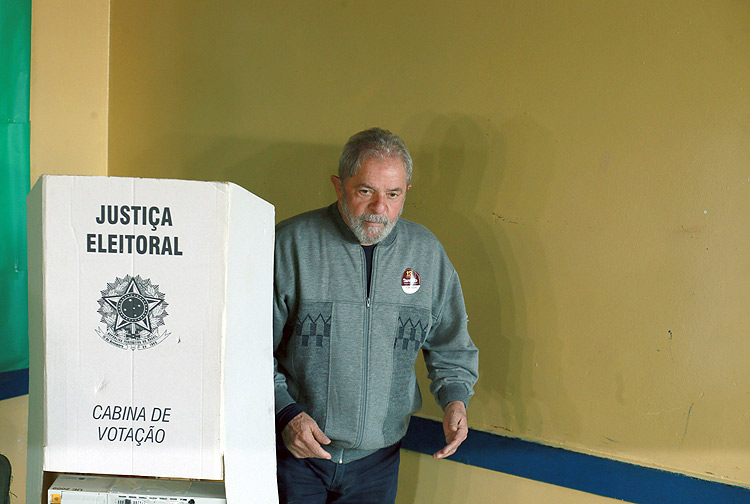 Lula vota na Escola Estadual Jos Firmino Correia de Araujo, em So Bernardo do Campo