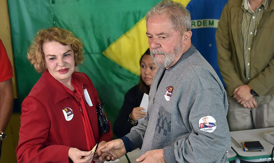 Lula aparece para votar ao lado da mulher, Marisa Letcia, na eleio de domingo (2)