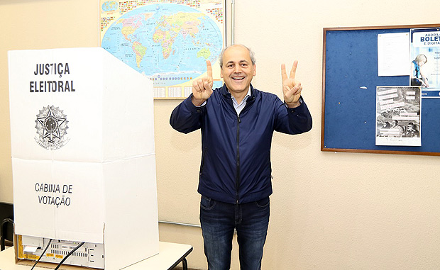 Candidato à reeleição, o prefeito de Curitiba, Gustavo Fruet (PDT), vota na manhã deste domingo (2). Crédito: Divulgação