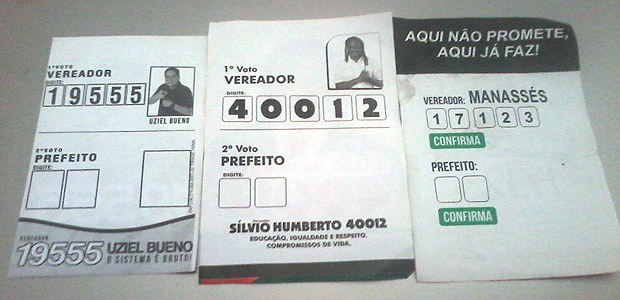 Santinhos dos candidatos Uziel Bueno (PTN), Slvio Humberto (PSB) e Manasss (PSL), que deixaram em branco o espao para o nmero do candidato a prefeito