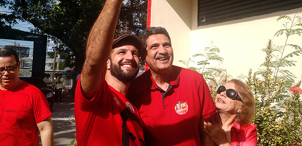 Joo Paulo (PT) faz selfie com eleitores, no Recife