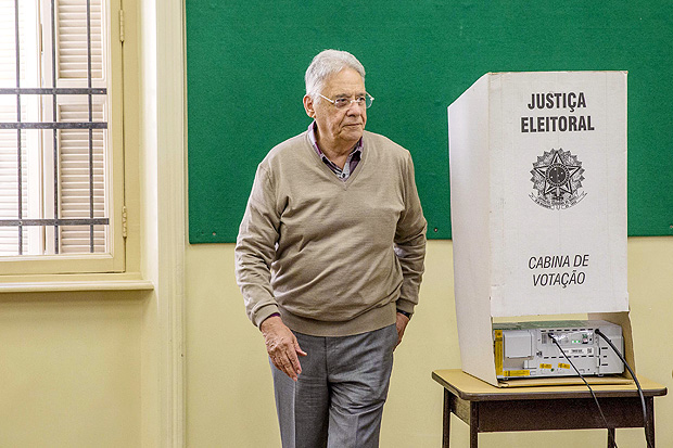 O ex-presidente Fernando Henrique Cardoso vota nas eleies municipais de So Paulo