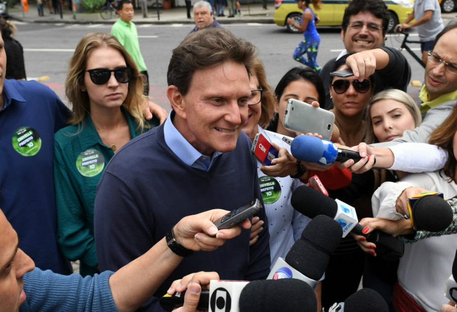 Crivella fala com a imprensa em um colégio eleitoral, no bairro de Copacabana