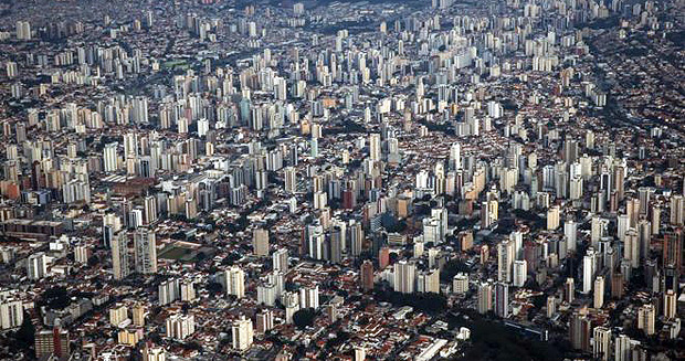 Vista area de So Paulo, que tambm escolhe prefeito neste domingo
