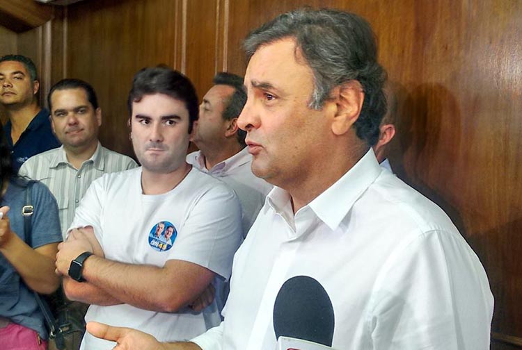 Acio Neves durante entrevista, acompanhado de Caio Narcio, filho do ex-presidente do PSDB-MG, Narcio Rodrigues 