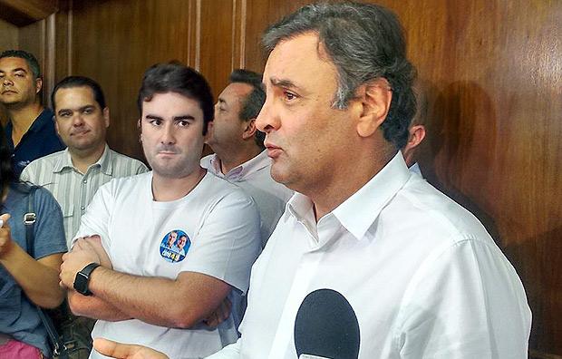 Acio Neves durante entrevista, acompanhado de Caio Narcio, filho do ex-presidente do PSDB-MG, Narcio Rodrigues 