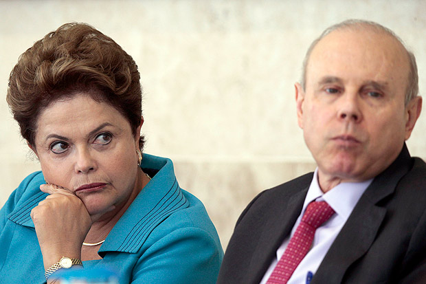 Dilma ao lado do ex-ministro Guido Mantega; contas da gestão da petista foram rejeitadas