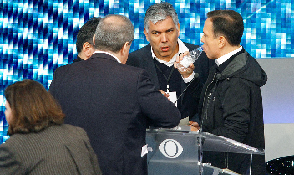 O marqueteiro Lula Guimares (ao centro) conversa com Joo Doria durante debate