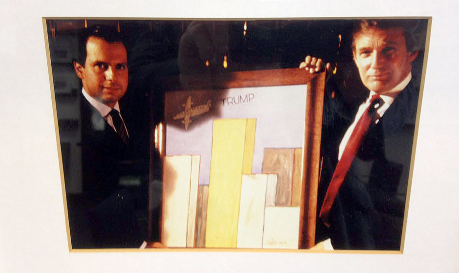 Doria posa para foto ao lado de Donald Trump, em imagem dos anos 90