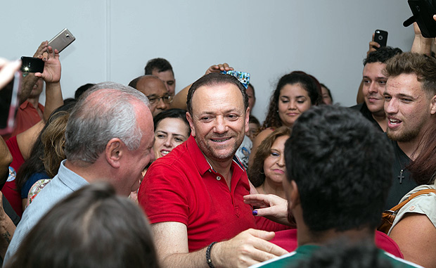 ARARAQUARA, SP, 02-10-2016: Edinho Silva (PT) foi recebido com abraços após a apuração dos votos, no comitê do partido. (Foto: Simone Dib/Folhapress) *** PARCEIRO FOLHAPRESS - FOTO COM CUSTO EXTRA E CRDITOS OBRIGATRIOS ***