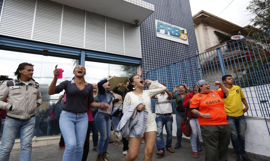 Cerca de 30 pessoas protestam na sede do PRB em So Paulo contra o suposto calote da campanha de Celso Russomanno  Prefeitura de So Paulo