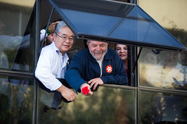 O presidente do Instituto Lula, Paulo Okamotto, aparece ao lado do petista no prédio da entidade