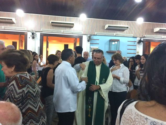 O padre José da Cunha em missa que homenageou o coronel Carlos Alberto Brilhante Ustra