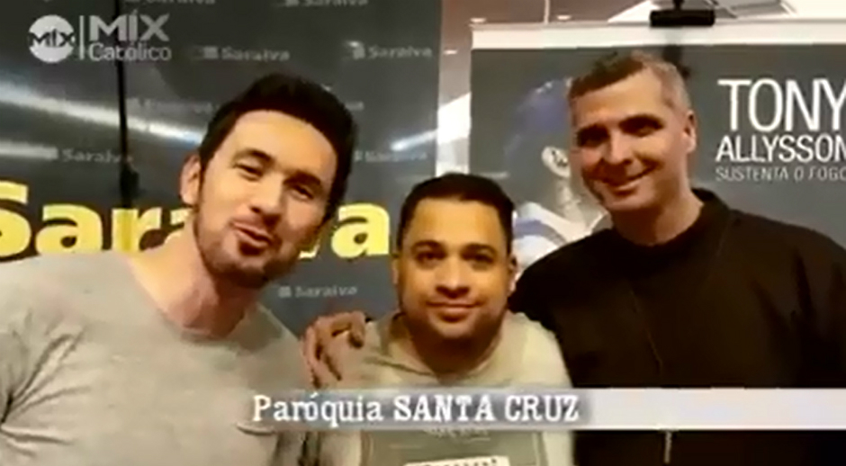 O cantor Tony Allysson (esq.), o candidato derrotado Tiago Silva (centro) e o padre Fbio Francisco