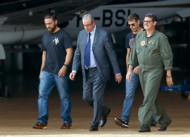 Preso, o ex-deputado Eduardo Cunha  levado at o avio da Polcia Federal