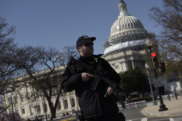 Agente da Polcia do Capitlio em frente  sede do Legislativo federal dos EUA, em Washington