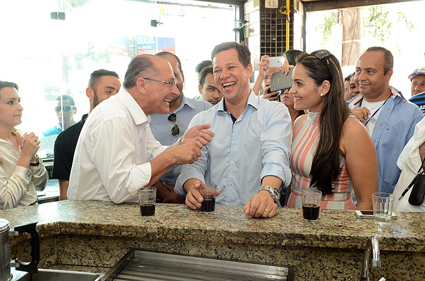 O governador de Sao Paulo, Geraldo Alckmin, toma cafe com o entao prefeito de Ferraz de Vasconcelos, Acir Fillo, e a mulher dele, em uma padaria. FOTO: Arquivo Pessoal ***DIREITOS RESERVADOS. NÃO PUBLICAR SEM AUTORIZAÇÃO DO DETENTOR DOS DIREITOS AUTORAIS E DE IMAGEM***