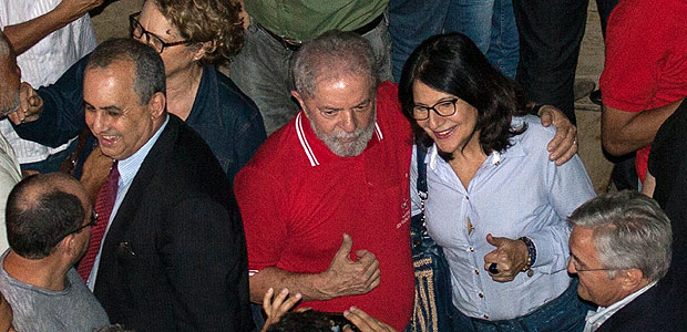 SAO PAULO, SP, BRASIL - 27-10-2016: Ex-presidente Lula comemora seu aniversario com apoiadores no quintal da casa onde funciona o Instituto Lula no Ipiranga em SP. (Diego Padgurschi /Folhapress - PODER)