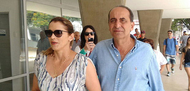 Alexandre Kalil (PHS) e a mulher, a arquiteta Ana Laender, ao votar em colgio na rea nobre de Belo Hotizonte