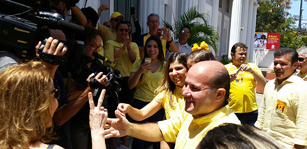 Acompanhado de seus padrinhos polticos, o prefeito de Fortaleza e candidato  reeleio, Roberto Claudio (PDT), votou s 10h40 deste domingo (30), horrio local, no Colgio Batista, bairro de Aldeota.