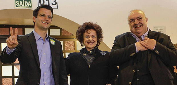 Rafael Greca (PMN) vota em Curitiba, acompanhado da mulher Margarita Sansone e do candidato a vice, Eduardo Pimentel (PSDB).