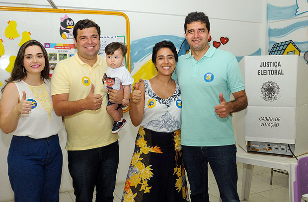 Candidato  reeleio em Macei, Rui Palmeira (PSDB),  direita, e seu vice, Marcelo Palmeira, votam acompanhados de familiares