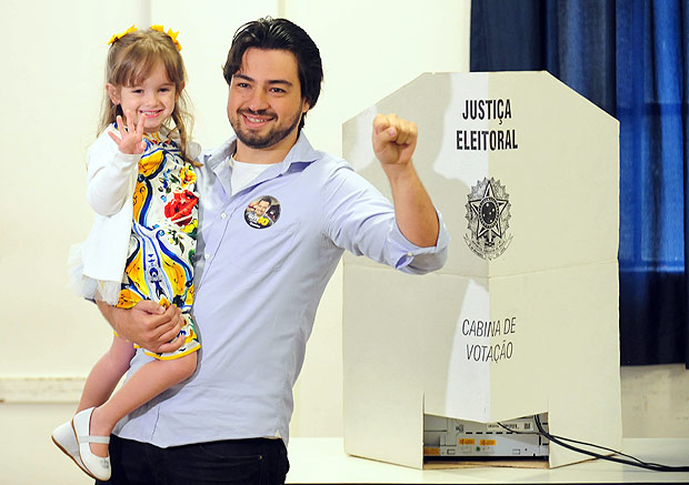 GUARULHOS, SP - 30.10.2016: SEGUNDO TURNO EM GUARULHOS 2016 - O candidato do (PSB)  Prefeitura de Guarulhos, Guti, chega para votar junto com a sobrinha Amlie Costa, na UNG de Guarulhos, SP, na manh deste domingo (30). (Foto: Junior Lago /Fotoarena/Folhapress) ORG XMIT: 1223342 *** PARCEIRO FOLHAPRESS - FOTO COM CUSTO EXTRA E CRDITOS OBRIGATRIOS ***